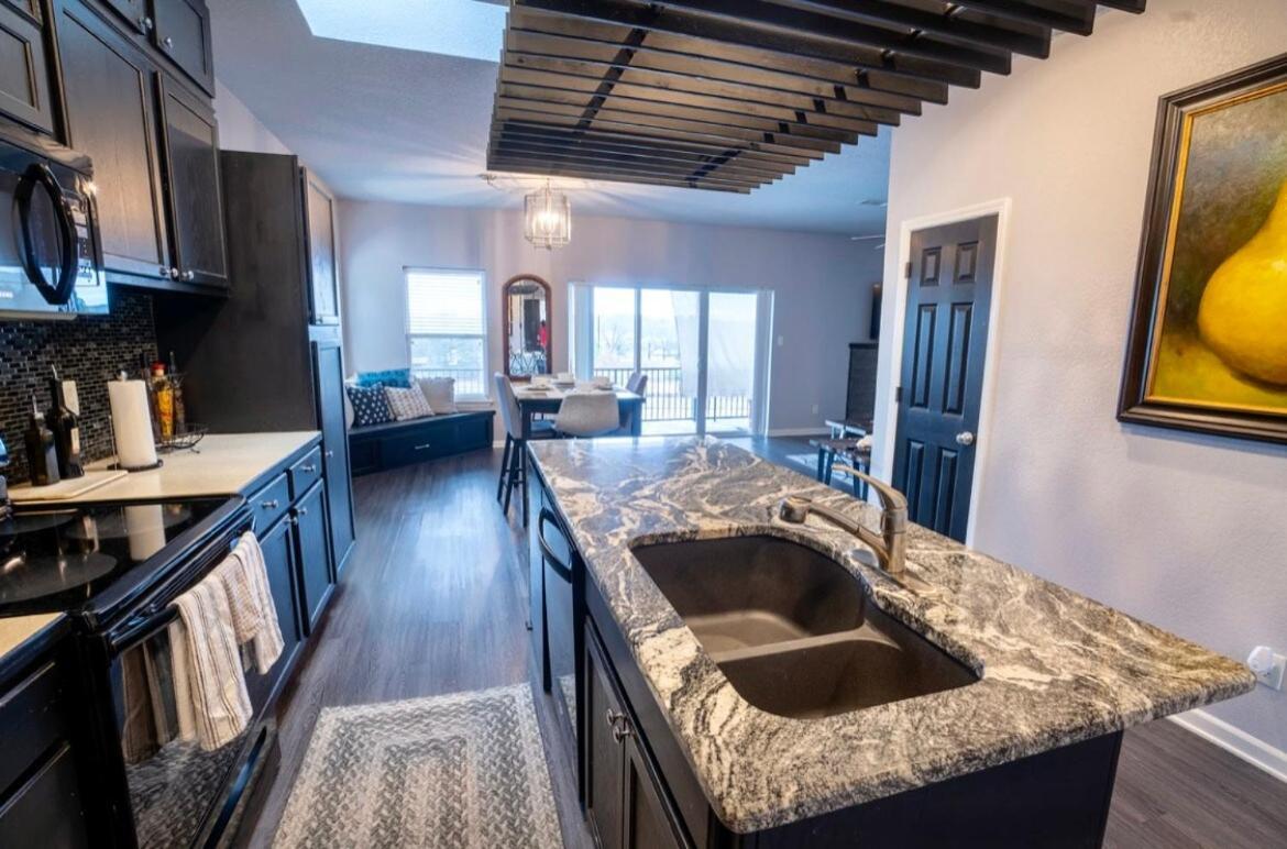Brooklynn'S Bay, Elegant Lakefront Condo Retreat ホット・スプリングス エクステリア 写真
